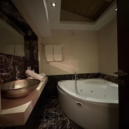 Uplift Hideaway Jacuzzi * Patras